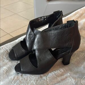 AEROSOLES Black Heels with Peep-Toe and Side Cutouts